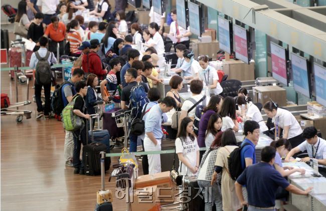 [사진설명=인천공항이 본격적인 휴가철 맞아 출국을 하려는 해외여행객으로 붐비고 있다.사진=박현구 기자/phko@heraldcorp.com]