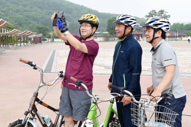 염태영 수원시장(제일 앞쪽)이 반바지 차람으로 자전거를 타고 출근하고 있다.
염태영 수원시장(제일 앞쪽)이 반바지 차람으로 자전거를 타고 출근하고 있다.