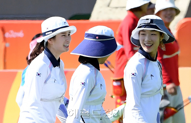 여자 양궁(왼쪽부터) 기보배, 장혜진,최미선 선수가 5일(현지시간) 브라질 리우 마라카낭 삼보드로무 양궁경기장에서 열린 개인 예선전에서 1라운드를 끝내고 밝은 표정으로 과녁을 확인하기위해 걷고 있다./2016.8.5./리우데자네이루=올림픽사진공동취재단L
리우=박해묵 기자/mook@heraldcorp.com