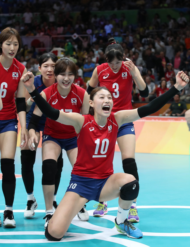 김연경 선수를 비롯한 대한민국 배구 대표팀이 6일 오전(현지시간) 브라질 리우데자네이루 마라카나징유 배구 경기장에서 진행된 2016 리우올림픽 여자배구 조별예선 1차전 대한민국-일본의 경기에서 승리한 뒤 환호하고 있다./2016.8.6/리우데자네이루=올림픽사진공동취재단 k
리우=박해묵 기자/mook@heraldcorp.com