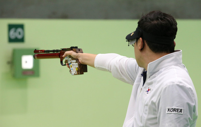 리우데자네이루 올림픽을 하루 앞둔 4일 오후(현지시간) 대한민국 사격 대표팀 진종오 선수가 올림픽 슈팅센터에서 훈련을 하고있다./2016.8.4/리우데자네이루=올림픽사진공동취재단 D
리우데자네이루 올림픽을 하루 앞둔 4일 오후(현지시간) 대한민국 사격 대표팀 진종오 선수가 올림픽 슈팅센터에서 훈련을 하고있다./2016.8.4/리우데자네이루=올림픽사진공동취재단 D
