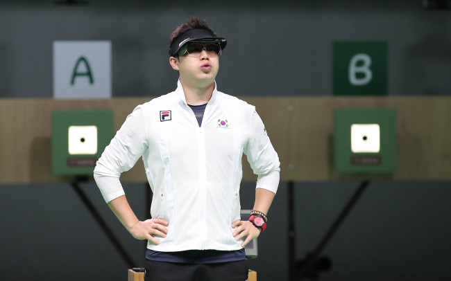 진종오 선수가 6일 오후 (현지시간) 브라질 리우데자네이루 데오도루 올림픽 사격장에서 열린 남자 10m공기권총 결선에서 한숨을 쉬고 있다. /2016.8.6/리우데자네이루=올림픽사진공동취재단 k
진종오 선수가 6일 오후 (현지시간) 브라질 리우데자네이루 데오도루 올림픽 사격장에서 열린 남자 10m공기권총 결선에서 한숨을 쉬고 있다. /2016.8.6/리우데자네이루=올림픽사진공동취재단 k