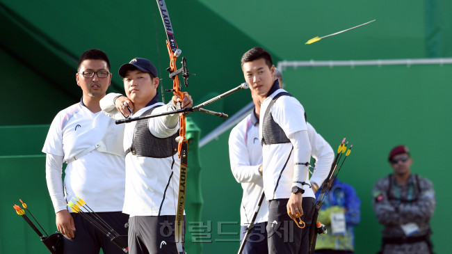 영건으로 구성된 한국 남자 양궁 대표팀이 숙적 미국을 꺾고 금메달을 목에 걸었다. [사진= 리우(히우)=박해묵 기자/mook@heraldcorp.com]