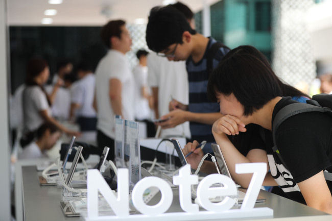 Citizens examine the Samsung Galaxy Note 7 at a promotional space set up inside Coex of southern Seoul. (Yonhap)