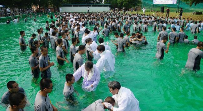 Some 5,000 Korean military personnel are baptized by Baptist ministers from Korea and the U.S. at a military training camp in South Chungcheong Province on Saturday. (FEBC-Korea)