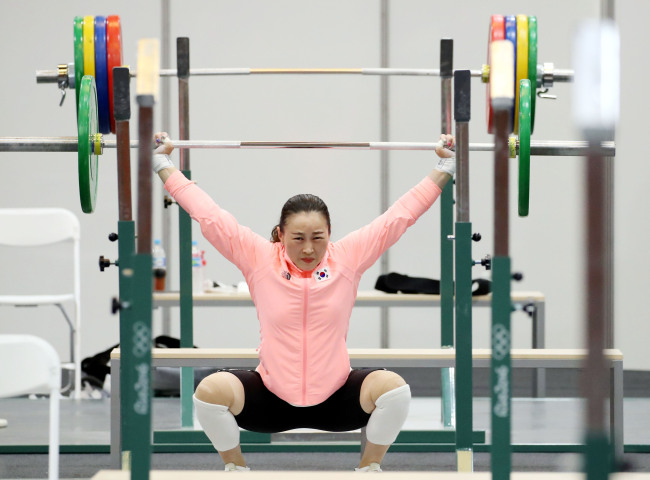 30일(현지시간) 오후 브라질 리우데자네이루 리우센터 파빌리온5에서 한국 여자역도대표선수 윤진희가 연습을 하고 있다. /2016.7.30/리우데자네이루=올림픽사진공동취재단 P
30일(현지시간) 오후 브라질 리우데자네이루 리우센터 파빌리온5에서 한국 여자역도대표선수 윤진희가 연습을 하고 있다. /2016.7.30/리우데자네이루=올림픽사진공동취재단 P