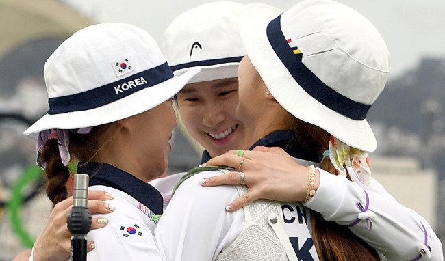 여자 양궁 장혜진, 기보배,최미선 선수가 7일(현지시간) 브라질 리우 마라카낭 삼보드로무 양궁경기장에서 열린 여자 단체전4강전에서 중국을 꺽고 기뻐하고 있다./2016.8.7./리우데자네이루=올림픽사진공동취재단L
여자 양궁 장혜진, 기보배,최미선 선수가 7일(현지시간) 브라질 리우 마라카낭 삼보드로무 양궁경기장에서 열린 여자 단체전4강전에서 중국을 꺽고 기뻐하고 있다./2016.8.7./리우데자네이루=올림픽사진공동취재단L