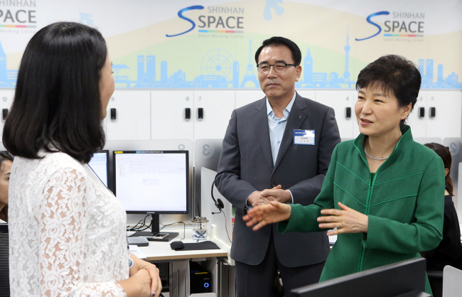 박근혜 대통령이 지난 5일 오후 서울 강남구 역삼로에 위치한 신한은행 스마트워킹센터를 방문해 조용병<가운데> 신한은행장으로부터 유연근무제 도입ㆍ운영 노하우에 대한 설명을 듣고 신한은행 직원들과 유연근무제에 대한 이야기를 나눴다. 박 대통령은 이 자리에서 “유연근무제는 변화된 금융환경에 적합한 근무방식”이라면서 “신한은행과 가은 선도사례가 확산될 수 있도록 적극 지원하겠다”고 말했다.
[사진제공=신한은행]