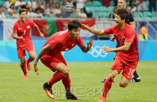 8일 브라질 사우바도르 폰치 노바 아레나에서 열린 리우올림픽 남자 축구 조별리그 C조 2차전 한국과 독일의 경기에서 후반전 석현준이 역전골을 넣은 뒤 류승우를 뿌리치며 그라운드를 달리고 있다. (왼쪽부터) 손흥민, 석현준, 류승우 [리우=박해묵 기자/mook@heraldcorp.com]