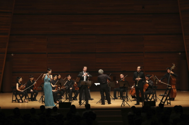 6일 저녁 바버의 ‘카프리콘 협주곡 op.21’을 연주하는 박지은(플루트), 알렉세이 오그린척(오보에), 알렉상드르 바티(트럼펫), 그리고 지휘자 고이치로 하라다가 이끄는 페스티벌앙상블. [사진제공=평창대관령음악제]