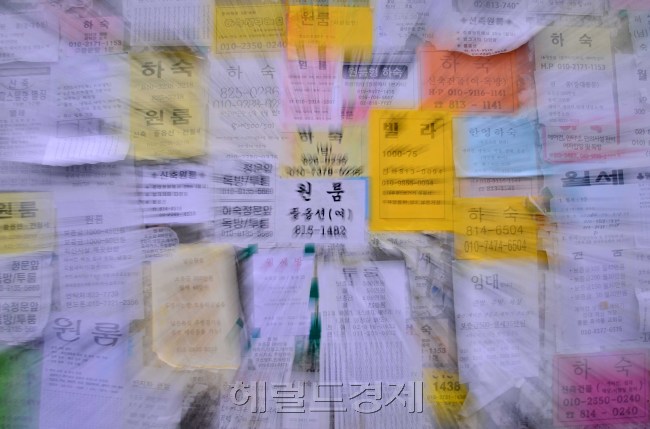 대학생들이 2학기 개강에 앞서 방 구하기 2라운드에 나섰다. 방값은 더 올랐다. 기숙사와 공공임대, 셰어하우스 등도 그림의 떡이다. 주거약자로 등을 떠밀린 이들은 고시원이나 쪽방 등 싼 집으로 눈을 돌린다. [사진=이상섭 기자/babtong@heraldcorp.com]