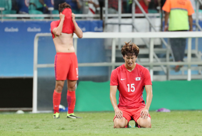 한국 축구대표 박용우(뒤)와 정승현(앞)이 7일 오후(현지시간) 브라질 사우바도르 폰치노바 아레나에서 열린 2016리우올림픽 남자축구 조별리그 C조 2차전 독일전이 끝난후 허탈해 하고 있다.
리우=박해묵 기자/mook@