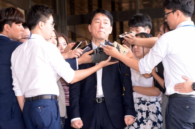 ‘저비용ㆍ고효율’의 선수단 운영으로 야구계에 돌풍을 일으킨 이장석(50) 넥센 히어로즈 대표가 8일 오전 피고소인신분으로 조사를 받기 위해 서울 서초구 서울중앙지검으로 들어서며 기자들의 질문을 받고 있다. 수십억대 횡령 등 이 대표의 혐의가 검찰 조사에서 사실로 드러날 경우 구단을 비롯한 야구계에도 큰 충격을 줄 것으로 보인다.  정희조 기자/checho@