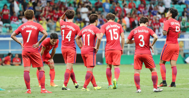 한국 축구대표팀이 7일 오후(현지시간) 브라질 사우바도르 폰치노바 아레나에서 열린 2016리우올림픽 남자축구 조별리그 C조 2차전 한국과 독일의 후반경기에서 동점골을 허용한뒤 허탈해 하고 있다./2016.8.7/ 사우바도르=올림픽사진공동취재단 J