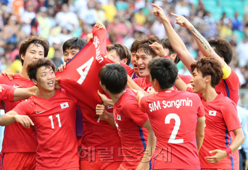8일 (한국시간) 오후 브라질 사우바도르 폰치 노바 아레나에서 열린 리우올림픽 남자 축구 조별리그 C조 2차전 한국과 독일의 경기. 전반전 한국 황희찬(왼쪽)이 골을 넣은 뒤 부상으로 올림픽 대표팀에 낙마한 송주훈의 유니폼을 흔들고 있다. [리우=박해묵 기자/mook@heraldcorp.com]