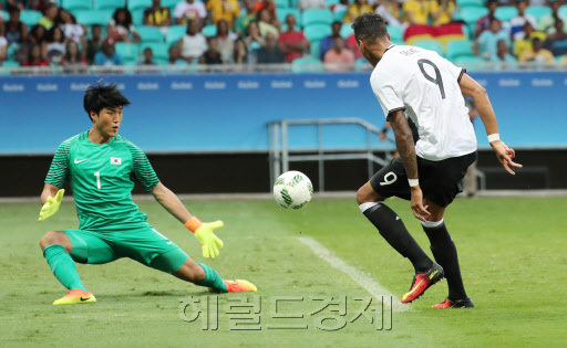 한국이 브라질 사우바도르 폰치노바 아레나에서 열린 2016리우올림픽 남자축구 조별리그 C조 2차전 한국과 독일의 후반경기에서 독일 다비 젤케에게 역전골을 허용하고 있다. [리우=박해묵 기자/mook@heraldcorp.com]