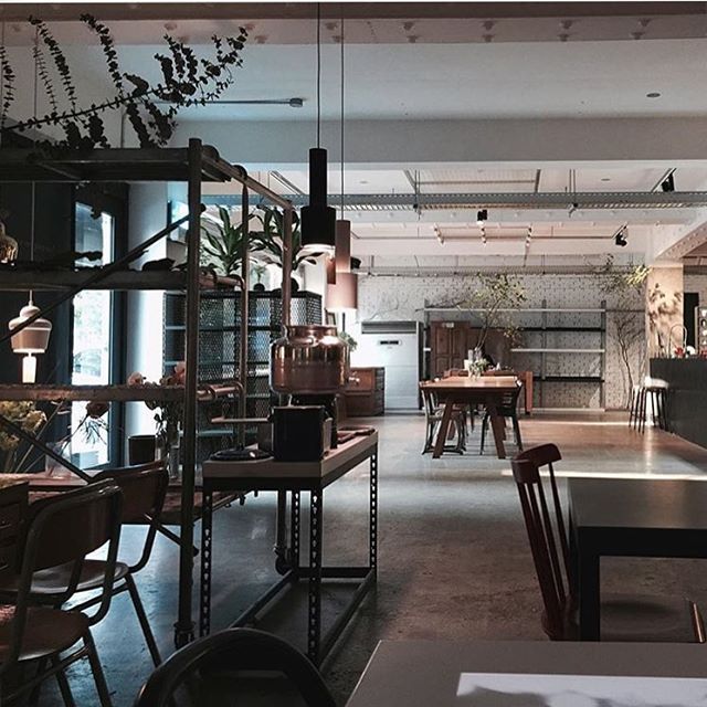 The interior of multi-art space Zagmachi, a renovated shop in the formerly industrial area of Seongsu-dong, Seoul (Zagmachi Instagram)