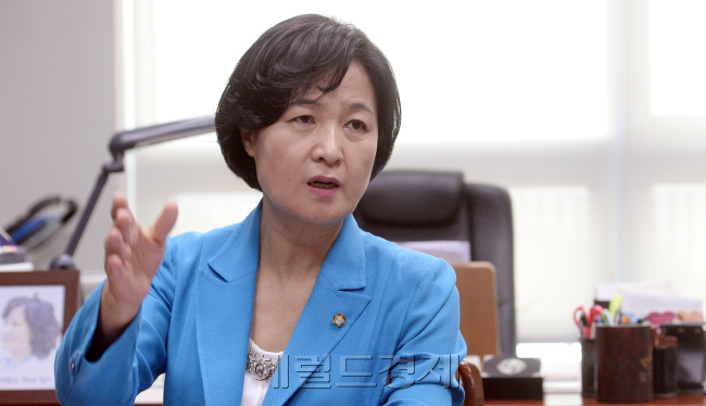 더불어민주당 추미애 의원이 8일 국회 의원회관에서 헤럴드경제와 인터뷰를 하고 있다. 안훈 기자 rosedale@heraldcorp.com