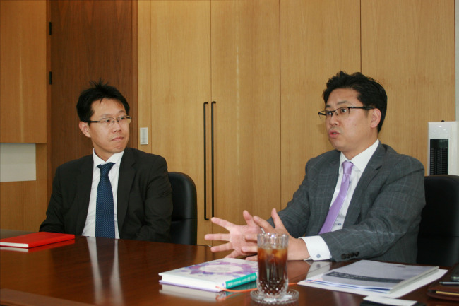 Lee Haeng-gyu and Chai Hee-suk, private equity lawyers at law firm Jipyong, speak during an interview with The Korea Herald in Seoul in June.