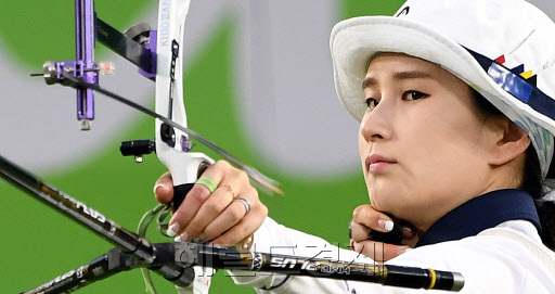 여자 양궁 기보배 선수가 8일(현지시간) 브라질 리우 마라카낭 삼보드로무 양궁경기장에서 열린 개인 16강전에서 활시위를 당기고 있다.[리우=박해묵 기자/mook@heraldcorp.com]