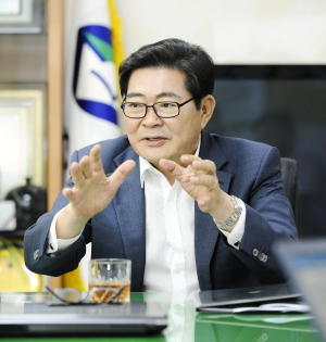 김기동 서울 광진구 구청장은 ‘구의ㆍ자양 재정비 촉진지구사업’으로 해당 지역을 행정복합단지로 조성, 동부서울의 랜드마크로 만들 계획을 갖고 있다. [사진제공=광진구청]