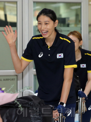 日 누른 192cm 김연경…“남자친구 180cm만 넘으면”