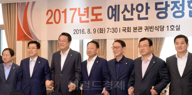 9일 오전 국회 귀빈식당에서 열린 '2017년도 예산 당정협의' 에서 새누리당 정진석 원내대교가 유일호 부총리 겸 기획재정부 장관과 각 상임위 간사들과 함께 포즈를 취하고 있다. 왼쪽부터  주광덕 예결위 간사, 김광림 정책위의장, 정 원내대표, 유 부총리, 김도읍 원내수석부대표, 이현재 기재위 간사, 박대출 미방위 간사./ 안훈 기자 rosedale@heraldcorp.com
