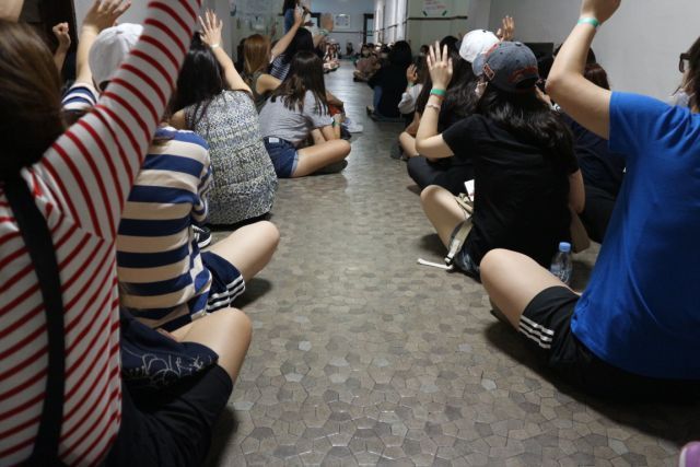 본관  점거 농성 중인 이화여대 재학생 및 졸업생과 최경희 이화여대 총장이 지난 5일 서울 서대문경찰서를 방문해 학내 분규에 참가한 학생들의 선처를 바란다는 내용의 탄원서를 제출한 뒤 기자들의 질문에 답하고 있는 모습.  [사진제공=이화여대 본관 점거 농성측·헤럴드경제DB]