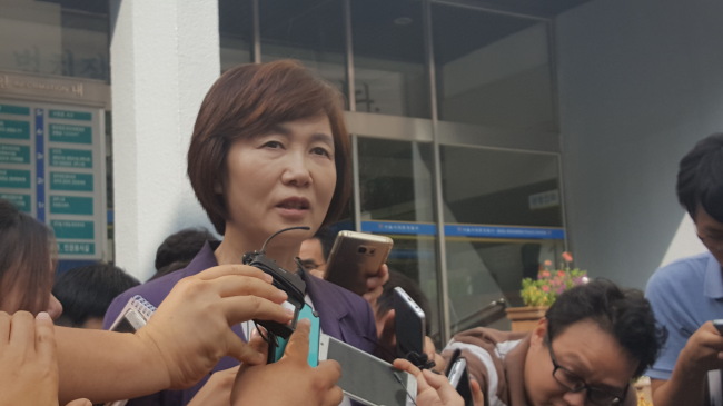본관  점거 농성 중인 이화여대 재학생 및 졸업생과 최경희 이화여대 총장이 지난 5일 서울 서대문경찰서를 방문해 학내 분규에 참가한 학생들의 선처를 바란다는 내용의 탄원서를 제출한 뒤 기자들의 질문에 답하고 있는 모습.  [사진제공=이화여대 본관 점거 농성측·헤럴드경제DB]
