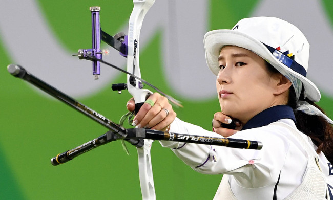 여자 양궁 기보배 선수가 8일(현지시간) 브라질 리우 마라카낭 삼보드로무 양궁경기장에서 열린 개인 16강전에서 활시위를 당기고 있다./2016.8.8./리우데자네이루=올림픽사진공동취재단L