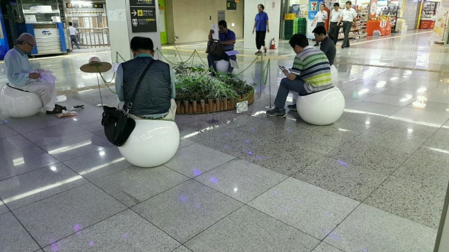 바다ㆍ산과 같은 도심 밖으로 피서여행을 떠나는 대신 지하철과 카페와 같은 도심 속으로 피서를 떠나는 2030 인구가 늘고 있다. 비교적 잘 갖춰진 냉방시설과 저렴한 비용 때문인 것으로 보인다. 박현구 기자/phko@heraldcorp.com