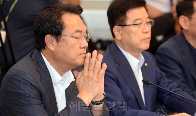 [정진석 새누리당 원내대표(왼쪽)와 김광림 정책위의장이 9일 오전 서울 여의도 국회 귀빈식당에서 열린 ‘2017년도 예산 당정협의’에 참석해 있다. 당정은 경제활성화와 구조조정의 신속한 추진을 위해 추경예산 처리가 시급하다는 입장이다.  안훈 기자/rosedale@heraldcorp.com]