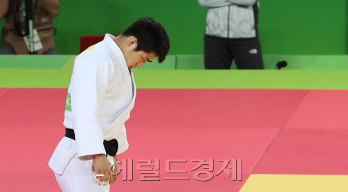 안창림 선수가 8일 오전 (현지시간) 브라질 리우데자네이루 올림픽파크 카리오카 아레나2에서 열린 대회 남자부 73㎏급 예선 경기에서 패한 뒤 고개를 숙이고 있다./2016.8.8./리우데자네이루=올림픽사진공동취재단k
리우=박해묵 기자/mook@heraldcorp.com