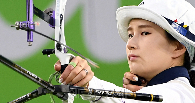 여자 양궁 기보배 선수가 8일(현지시간) 브라질 리우 마라카낭 삼보드로무 양궁경기장에서 열린 개인 16강전에서 활시위를 당기고 있다./2016.8.8./리우데자네이루=올림픽사진공동취재단L
리우=박해묵 기자/mook@heraldcorp.com