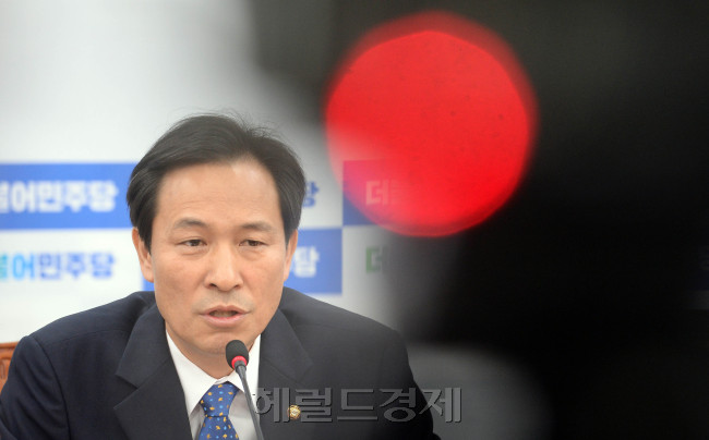 9일 오전 서울 여의도 국회에서 열린 더불어민주당 원내대책회의에서 우상호 원내대표가 모두발언을 하고 있다./ 안훈 기자 rosedale@heraldcorp.com