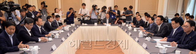 [사진=9일 오전 서울 여의도 국회 귀빈식당에서 열린 ‘2017년도 예산 당정협의’에서 새누리당 정진석(오른쪽 세번째) 원내대표가 인사말을 하고 있다. 안훈 기자 rosedale@heraldcorp.com]