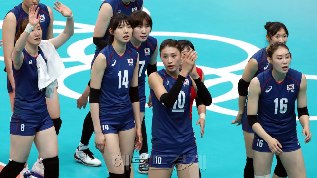 8일 오후(현지시간) 브라질 리우데자네이루 마라카나징유 경기장에서 열린 여자배구 두번째 예선 러시아와의 경기에서 한국 대표팀이 세트스코어 3대1로 패했다. 경기후 한국선수들이 응원단을 향해 인사하고 있다.
[리우=박해묵 기자/mook@heraldcorp.com]