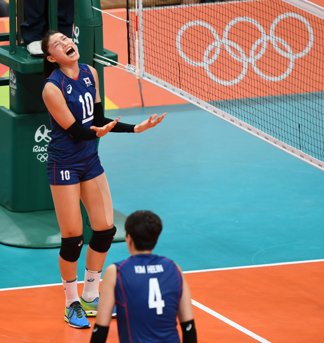 김연경 선수가 8일 오후(현지시간) 브라질 리우데자네이루 마라카나징유 경기장에서 열린 여자배구 한국과 러시아의 경기에서 블로킹을 실패한 후 아쉬워하고 있다. /2016.8.8/리우데자네이루=올림픽사진공동취재단 N