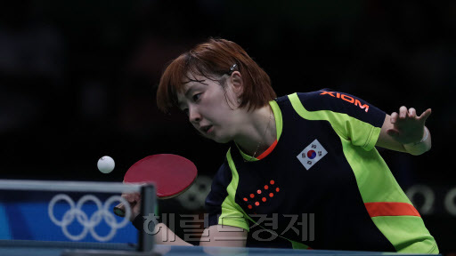 8일 오전(현지시간) 브라질 바하 리우센트로 파빌리온에서 열린 2016리우 올림픽 탁구 여자단식 3라운드 경기에서 서효원 선수가 미국의 릴리 장을 상대로 공격하고 있다. 서효원(29, 렛츠런파크)은 릴리 장(20, 미국)을 꺾고 여자 단식 16강에 진출했다. [리우=박해묵 기자/mook@heraldcorp.com]