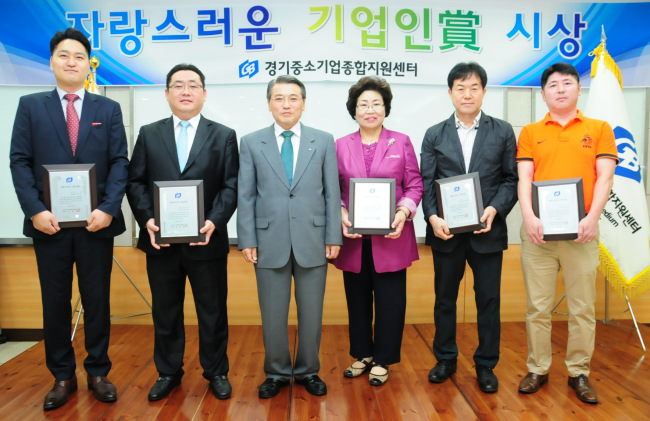 경기중기센터 4층 창조실에서 열린 ‘이 달의 자랑스러운 기업인賞’ 시상식에서 (왼쪽부터) ㈜동방 이각모 대표, ㈜니트로아이 곽영진 대표, 경기중기센터 윤종일 대표, ㈜케어 최선희 대표, ㈜덕인 안영원 대표, ㈜미스킨 김태화 대표가 기념촬영을 하고 있다.
경기중기센터 4층 창조실에서 열린 ‘이 달의 자랑스러운 기업인賞’ 시상식에서 (왼쪽부터) ㈜동방 이각모 대표, ㈜니트로아이 곽영진 대표, 경기중기센터 윤종일 대표, ㈜케어 최선희 대표, ㈜덕인 안영원 대표, ㈜미스킨 김태화 대표가 기념촬영을 하고 있다.