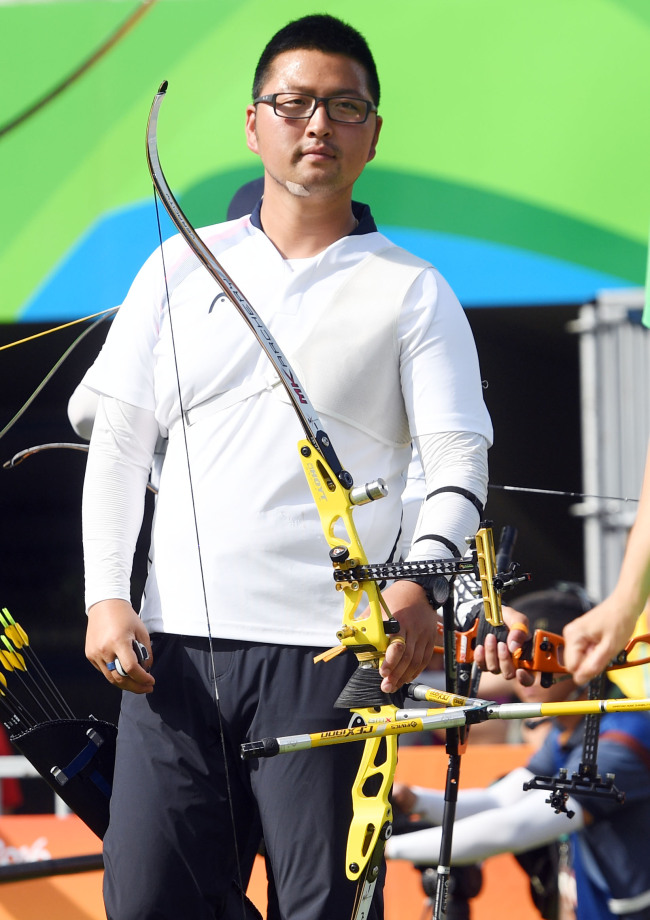 South Korean archer Kim Woo-jin lowers his bow Monday as he is defeated by Riau Ega Agatha of Indonesia in the second round of the men's individual event during the Rio de janeiro Olypics. (Yonhap)
