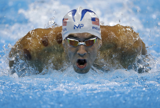 United States' Michael Phelps competes in a men's 200-meter butterfly heat during the swimming competitions at the 2016 Summer Olympics, Monday. (AP-Yonhap)