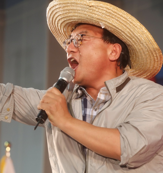 Rep. Lee Jung-hyun, the newly-elected leader of Saenuri Party, speaks while campaigning for the ruling party leadership last Wednesday in Jeonju, North Jeolla Province. (Yonhap)