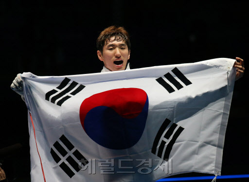 남자펜싱 박상영이 10브라질 리우데자네이루 바하 올림픽파크 카리오카 3경기장에서 열린 펜싱 남자 에페 결승전에서 임레 게자(헝가리)를 상대로 승리한뒤 환호하고 있다. [리우=박해묵 기자/mook@heraldcorp.com]
