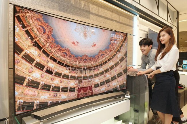 유럽 소비자연맹지들은 삼성 SUHD TV의 생생한 4K 화질, 음향 성능, 접근성 높인 스마트 허브로 쉬워진 TV 사용법에 대해 호평했다. 특히 ‘퀀텀닷’과 ‘HDR1000’ 기술이 적용돼 자연스러운 색 표현과 밝은 빛도 정확하게 구현하는 SUHD TV 화질을 높이 평가했다.  [사진제공=삼성전자]