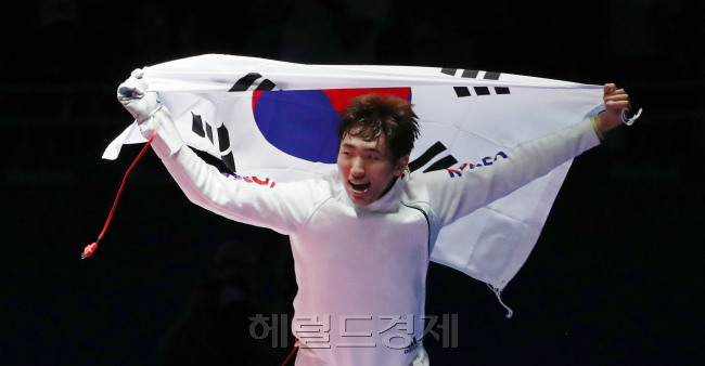 ‘기적을 찔렀다.’ 남자 펜싱 박상영이 10일(한국시간) 브라질 리우데자네이루 올림픽파크 카리오카 아레나3에서 열린 2016 리우올림픽 남자 펜셍 에페 개인 결승전에서 헝가리의 제자 임레에 기적같은 역전승을 거두고 금메달을 획득한 뒤 태극기를 흔들며 환호하고 있다. [리우데자네이루=박해묵 기자]