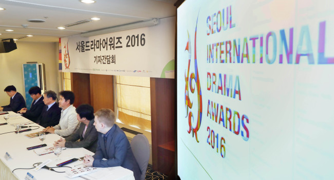 Judges for the Seoul International Drama Awards speak at a press conference at the Seoul Foreign Correspondents’ Club in Gwanghwamun, Seoul, Wednesday. (Yonhap)