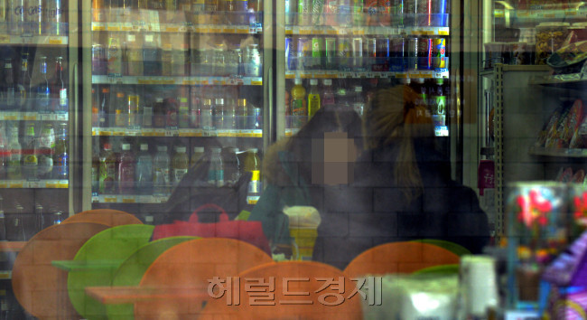 [사진설명= 35도 안팎의 폭염이 지속되며 찬 식음료를 찾는 이들이 늘고 있다. 업계 관계자들은 여름철 소비자들의 식음료 기호가 기온에 상당한 영향을 받는다고 설명한다. 사진은 서울의 한 편의점. 출처=헤럴드DB]
