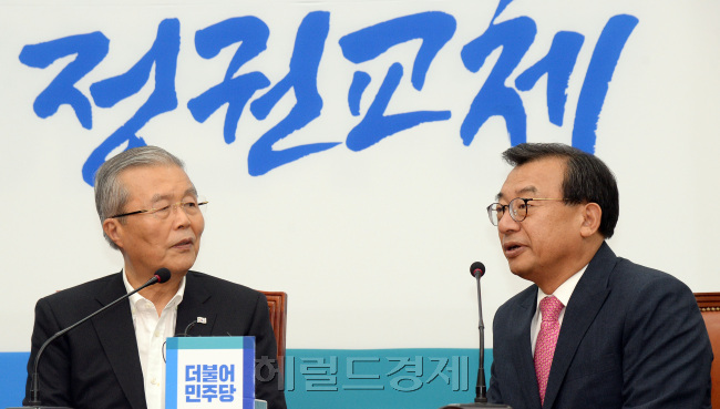 [사진= 10일 오후 서울 여의도 국회에서 새누리당 이정현(오른쪽) 대표가 더불어민주당 김종인 비상대책위원회 대표를 예방하고  이야기를 나누고 있다./안훈 기자 rosedale@heraldcorp.com]