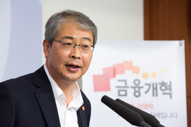 Yim Jong-yong, chairman of the Financial Services Commission, speaks at a monthly press conference at the Press Center in Gwanghwamun, central Seoul, on Aug. 10.